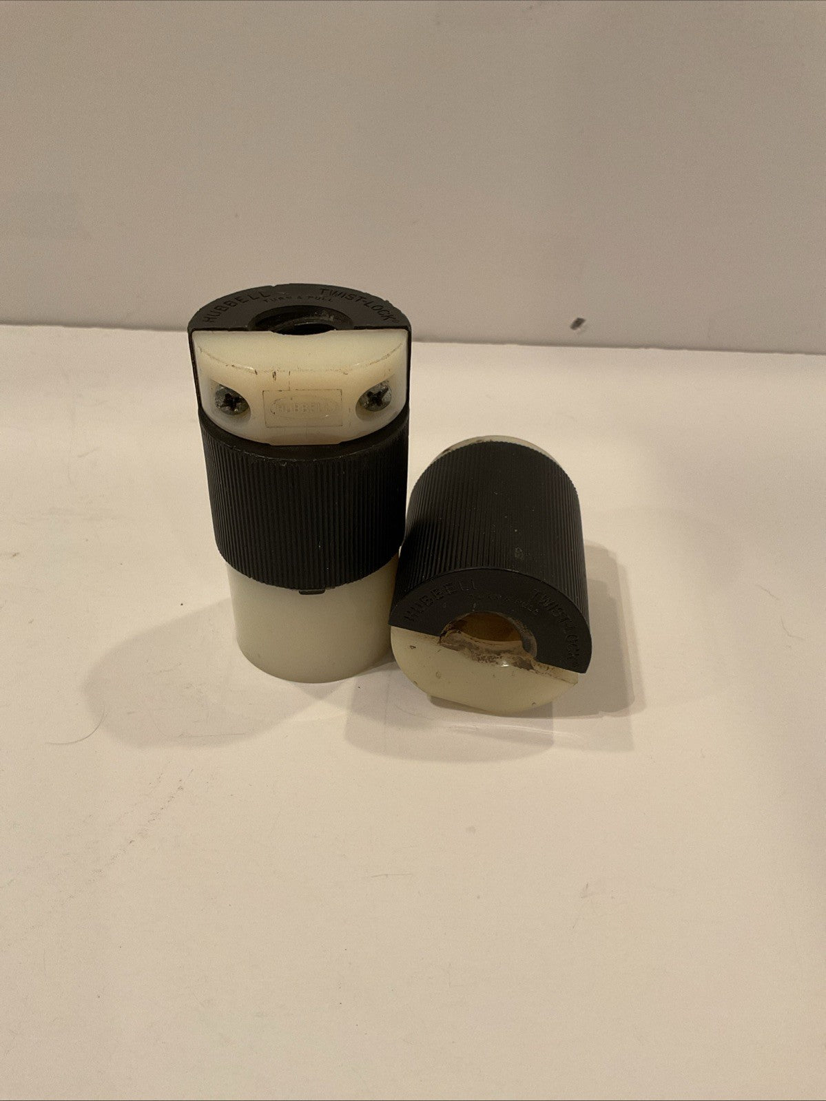 Hubbell Set / Pair of Twist-lock Insu grip Plug 20Amp 250V