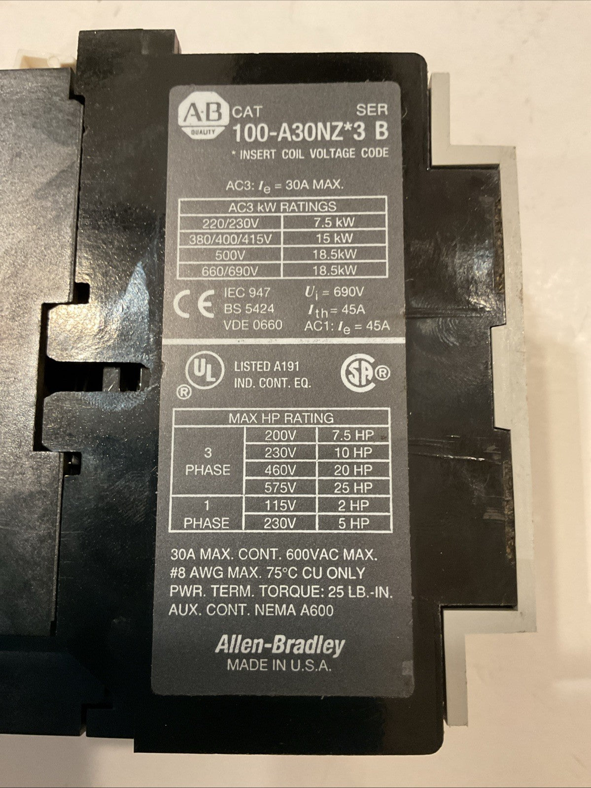 Allen Bradley CAT 100-A30NZ*3 Ser B 200-575 VAC 30 A Max Contactor 110-120V Coil