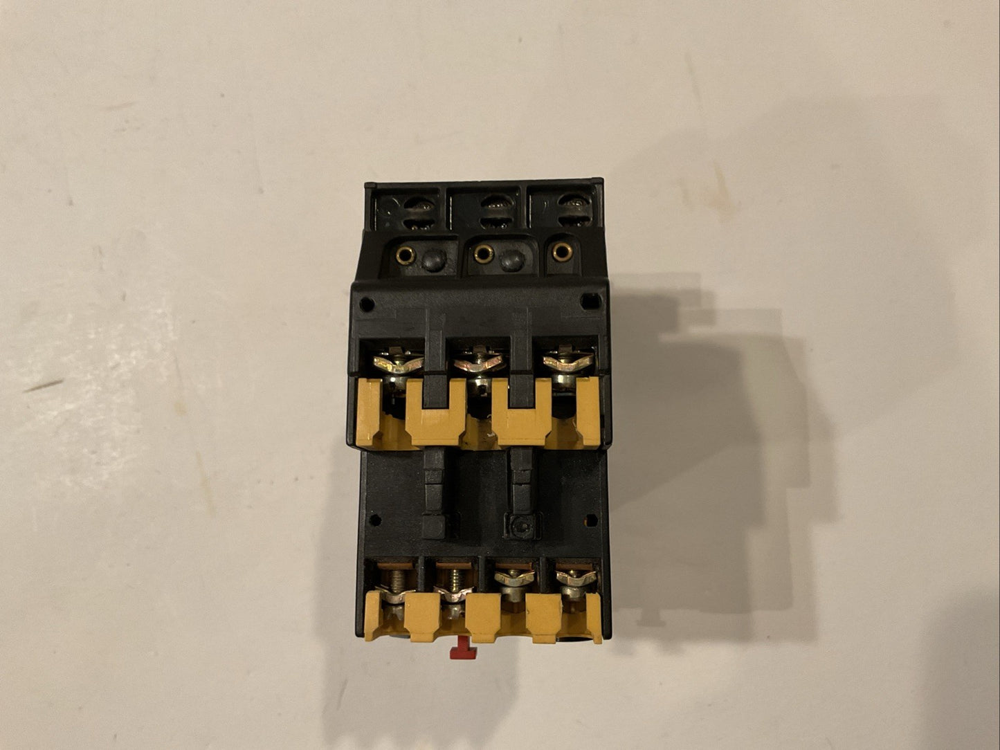 Allen-Bradley 100-A09NJ3 Series B Contacto with an Allen-Bradley 193-BSB42 / B