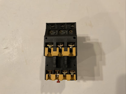 Allen-Bradley 100-A09NJ3 Series B Contacto with an Allen-Bradley 193-BSB42 / B