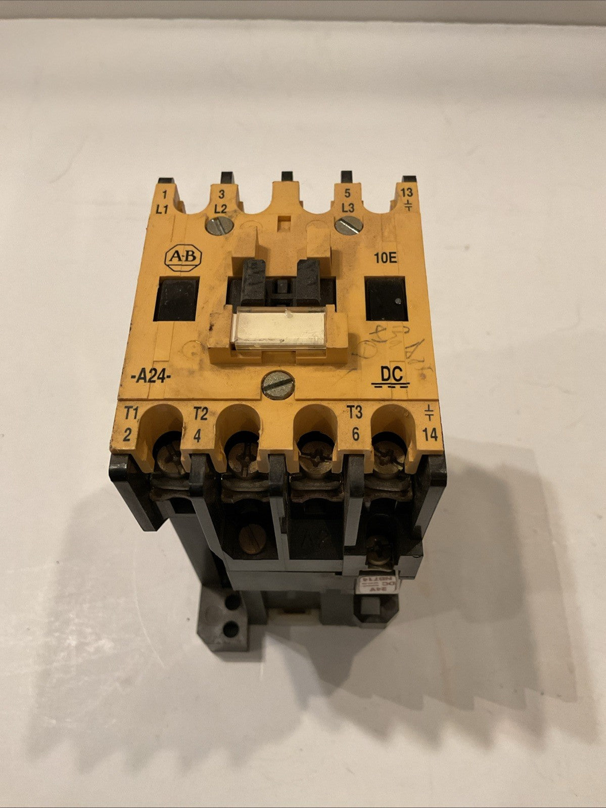 Allen Bradley CAT 100-A24NZ*3 Ser B  24 A Max Contactor