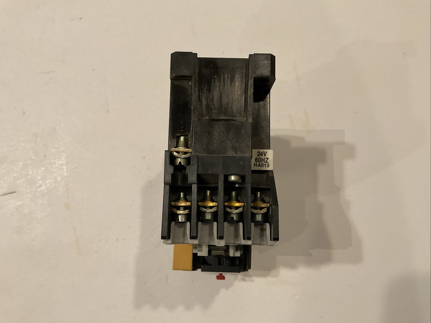 Allen-Bradley 100-A09NJ3 Series B Contacto with an Allen-Bradley 193-BSB42 / B