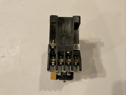 Allen-Bradley 100-A09NJ3 Series B Contacto with an Allen-Bradley 193-BSB42 / B