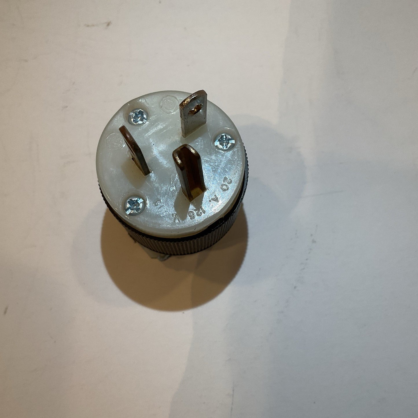 Hubbell HBL5366C Cord Grip Plug, 3 Wire Grounding 20A 125V NEMA 5-20P