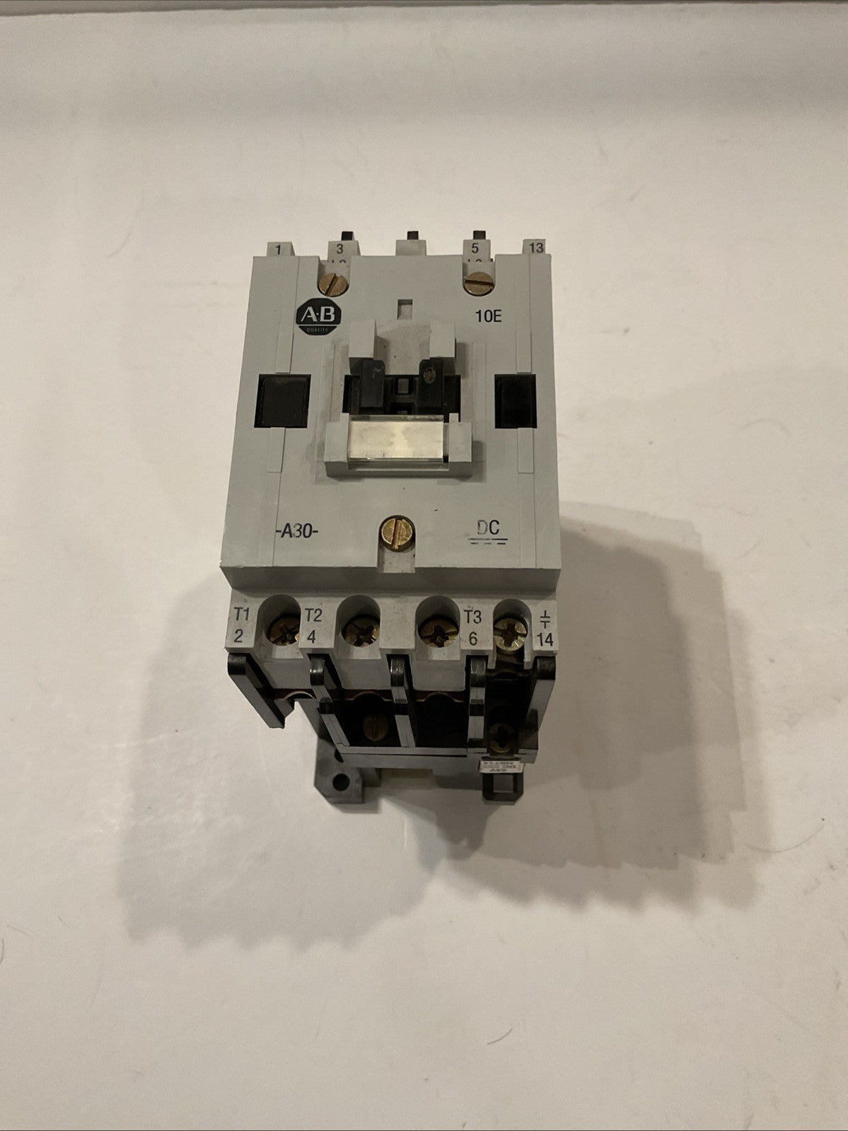 Allen Bradley CAT 100-A30NZ*3 Ser B 200-575 VAC 30 A Max Contactor 110-120V Coil