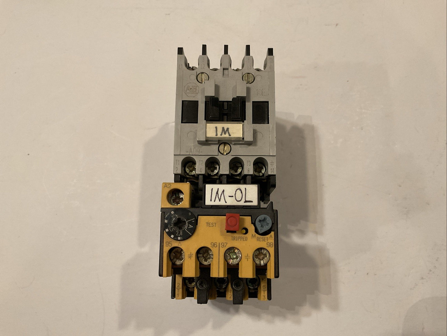 Allen-Bradley 100-A09NJ3 Series B Contacto with an Allen-Bradley 193-BSB42 / B