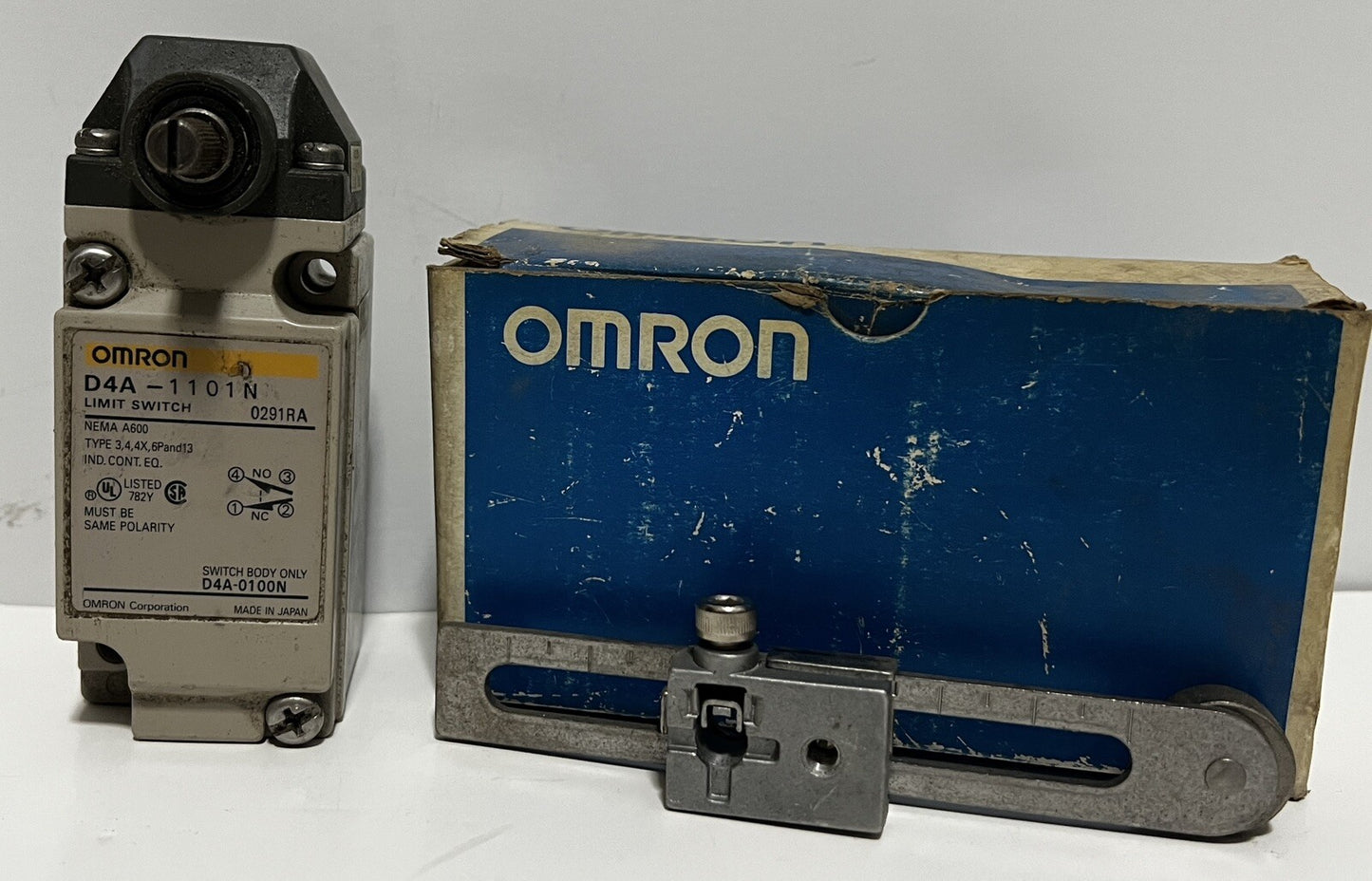 Omron D4A-1101-N Limit Switch, GP, SPDT, Double Break, 10A, 600V AC, D4A Series