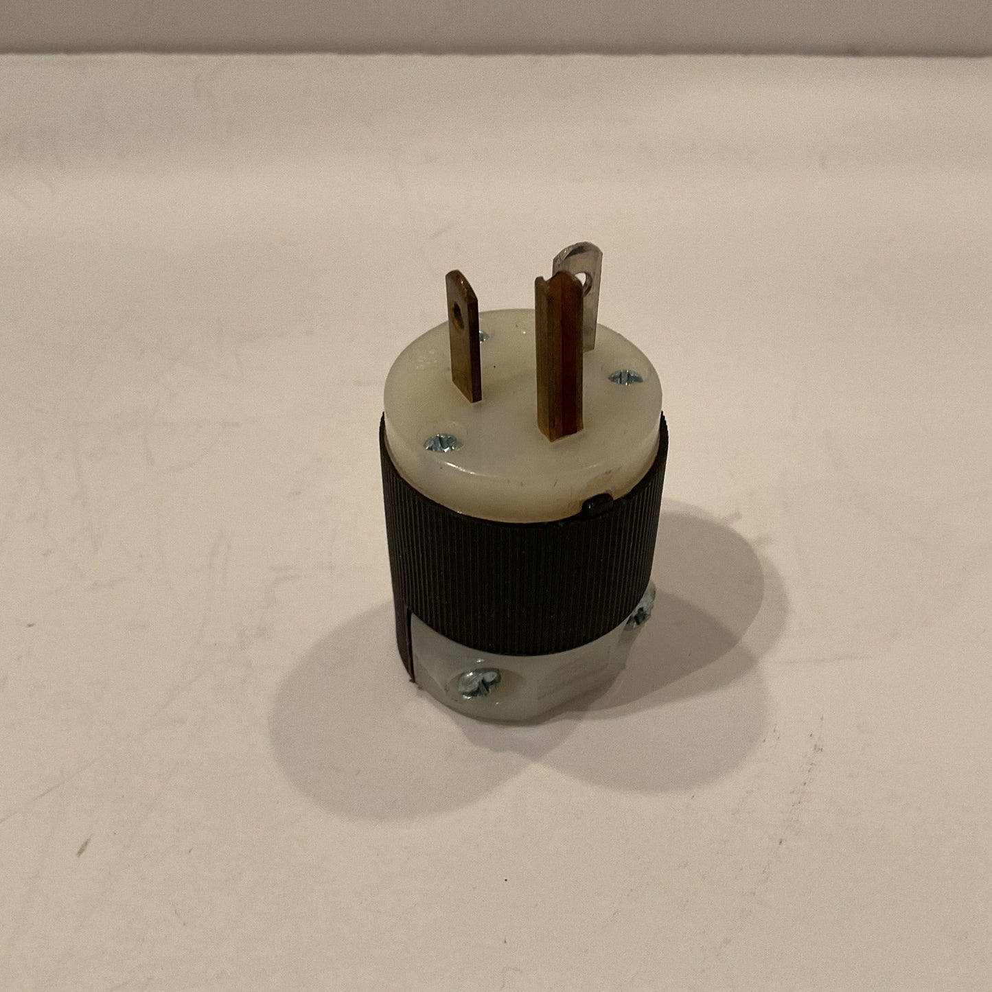 Hubbell HBL5366C Cord Grip Plug, 3 Wire Grounding 20A 125V NEMA 5-20P