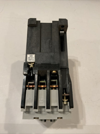 Allen Bradley CAT 100-A30NZ*3 Ser B 200-575 VAC 30 A Max Contactor 110-120V Coil