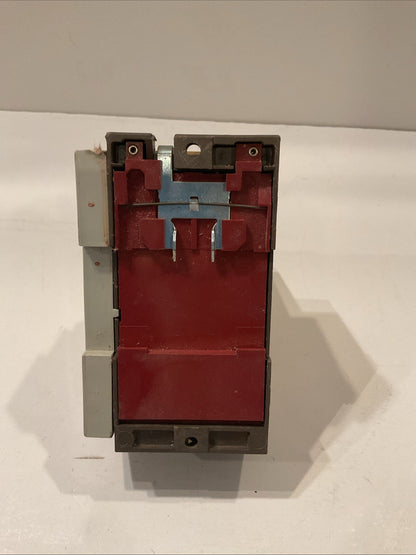 Siemens Manual Motor Starter 3VE3 000-2HA00 with a 3VE9 301-1AA00