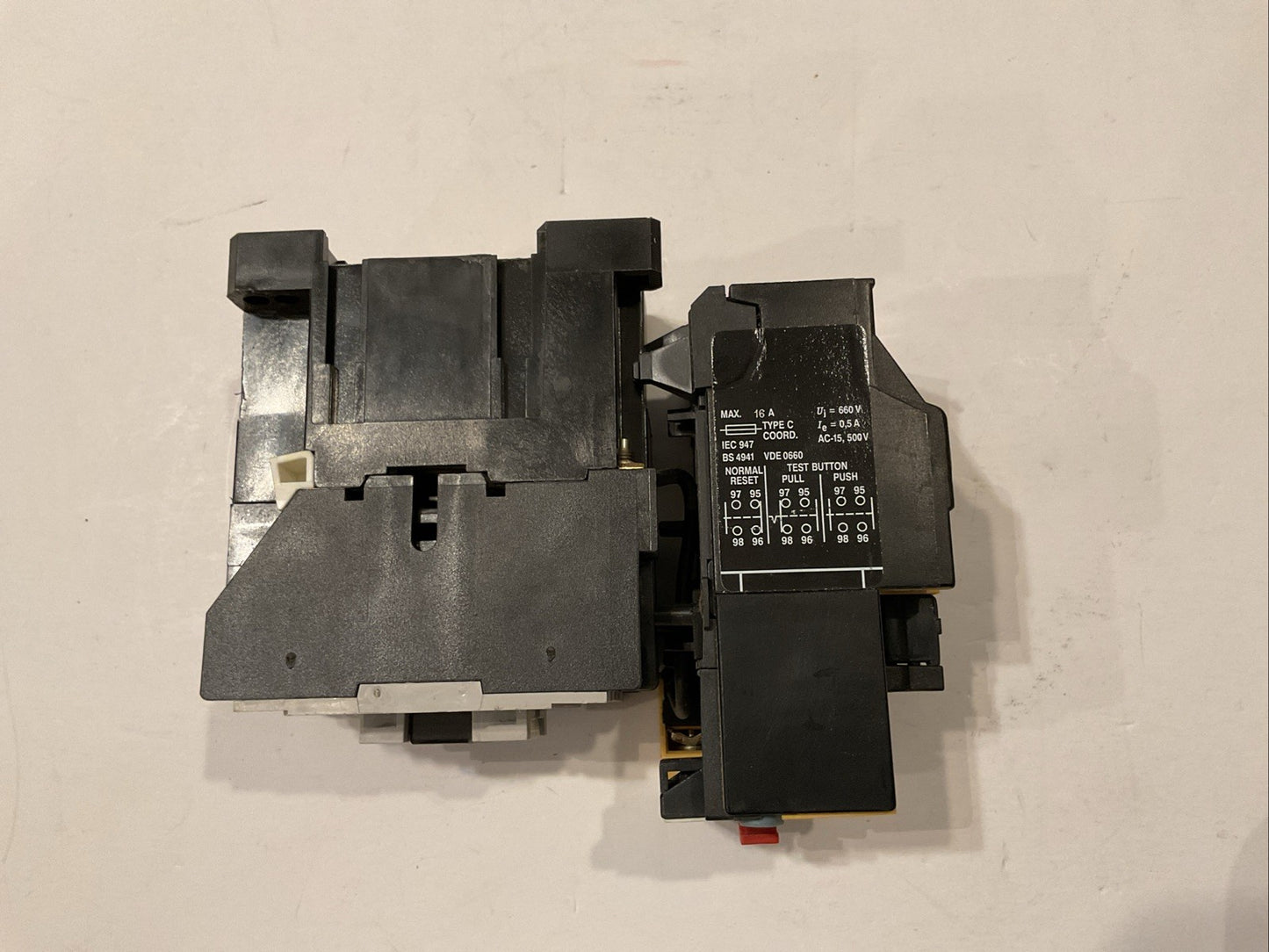 Allen-Bradley 100-A09NJ3 Series B Contacto with an Allen-Bradley 193-BSB42 / B