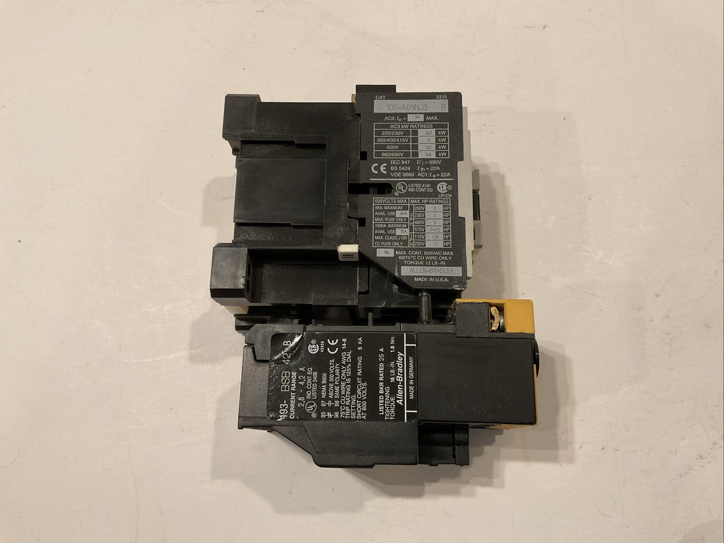 Allen-Bradley 100-A09NJ3 Series B Contacto with an Allen-Bradley 193-BSB42 / B