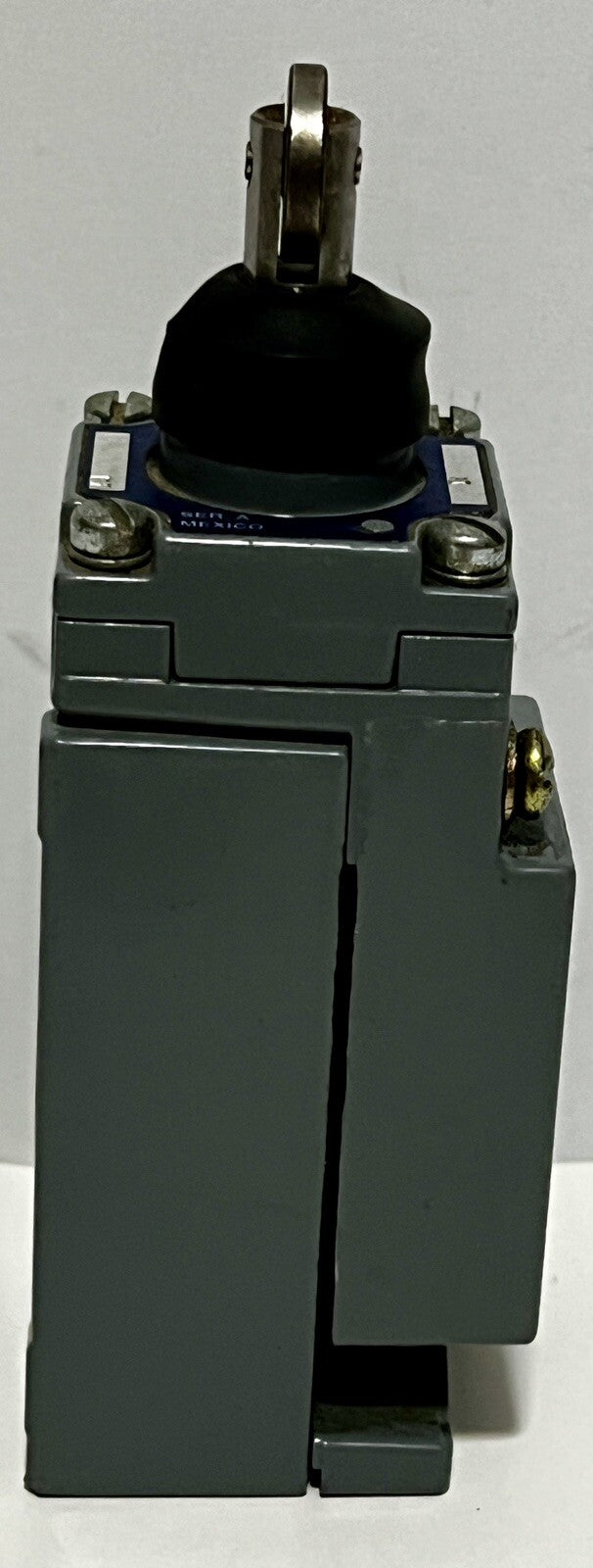 Square D 9007C54D Series A Plug-In Limit Switch, Roller Plunger, SPDT