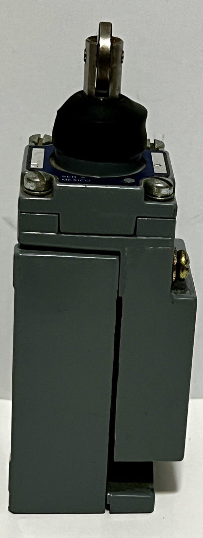 Square D 9007C54D Series A Plug-In Limit Switch, Roller Plunger, SPDT