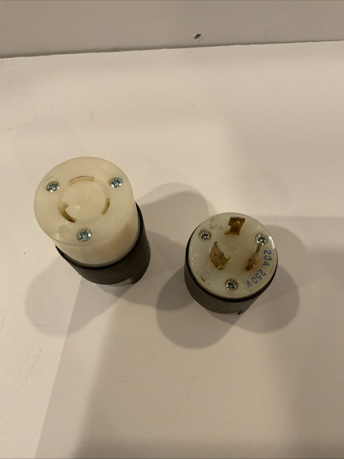 Hubbell Set / Pair of  Twist-lock Insu grip Plug 20Amp 250V