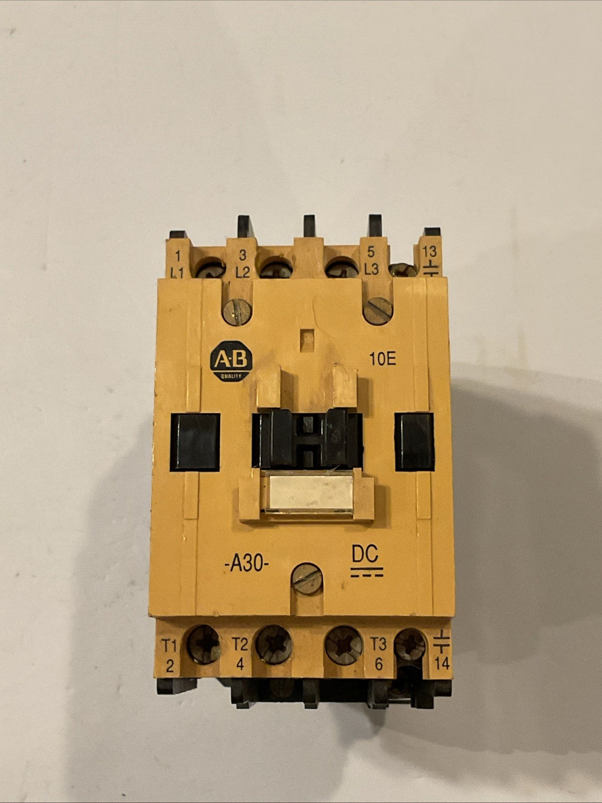 Allen Bradley CAT 100-A30NZ*3 Ser B 200-575 VAC 30 A Max Contactor 110-120V Coil